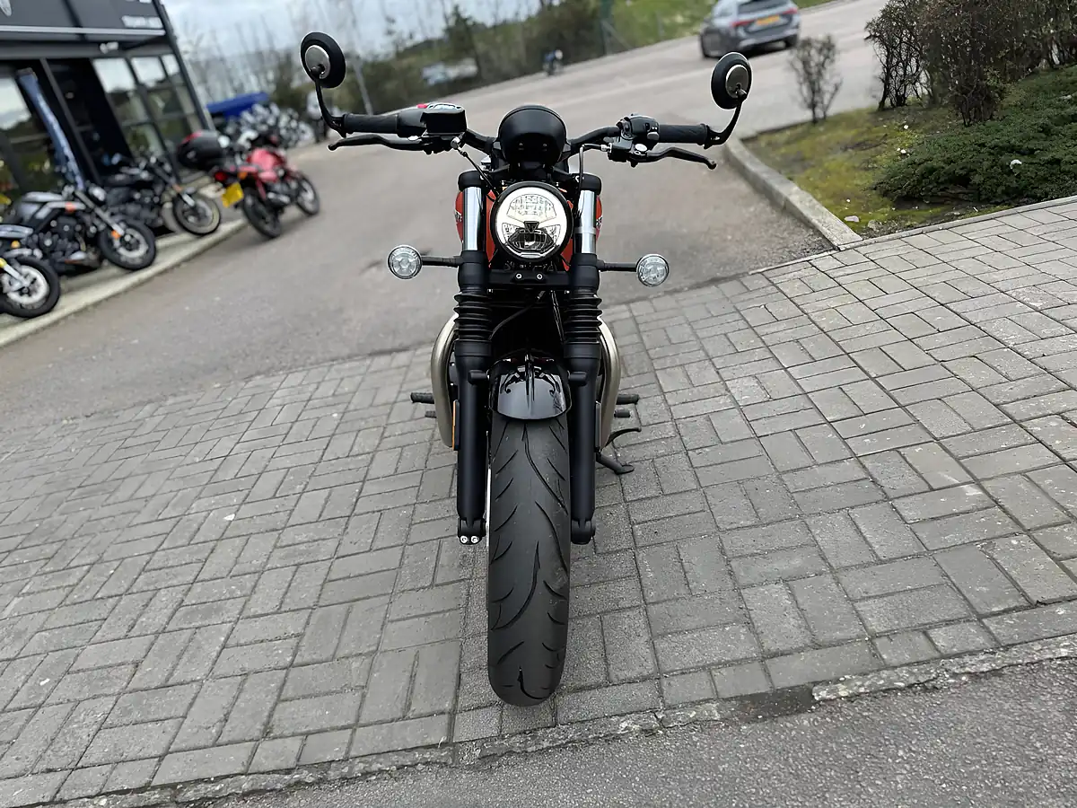 Used 2024 Triumph Bonneville Bobber Grey/Orange - Interior and Exterior details 5