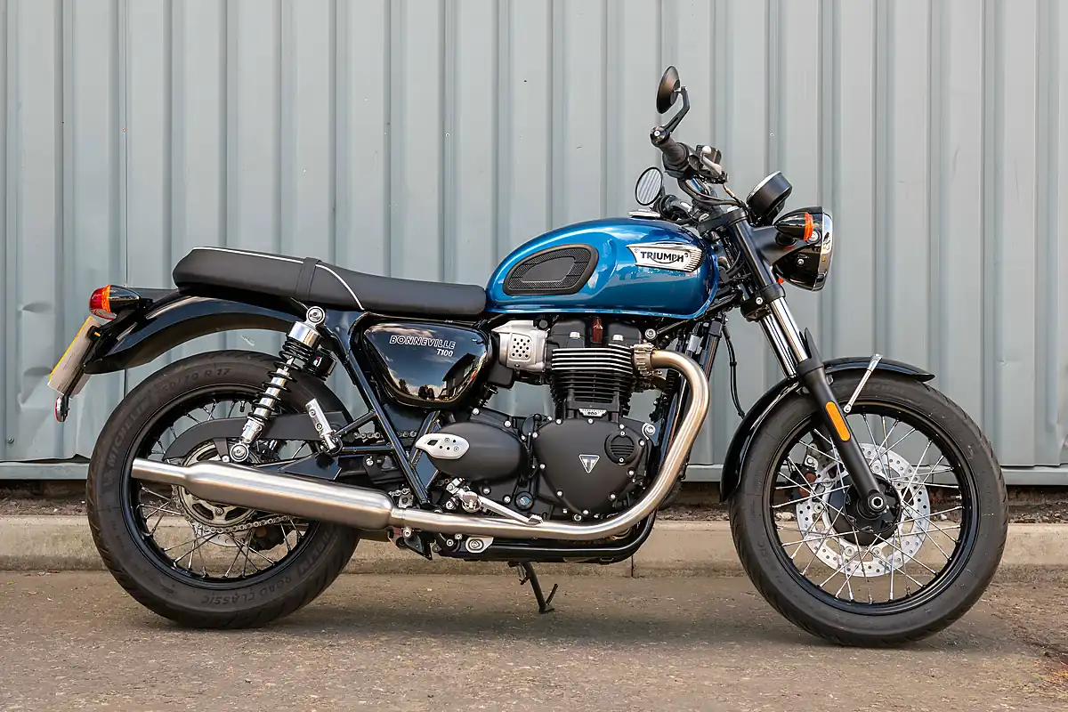 Used 2024 Triumph Bonneville T100 Chrome Edition Cobalt Blue - Front View