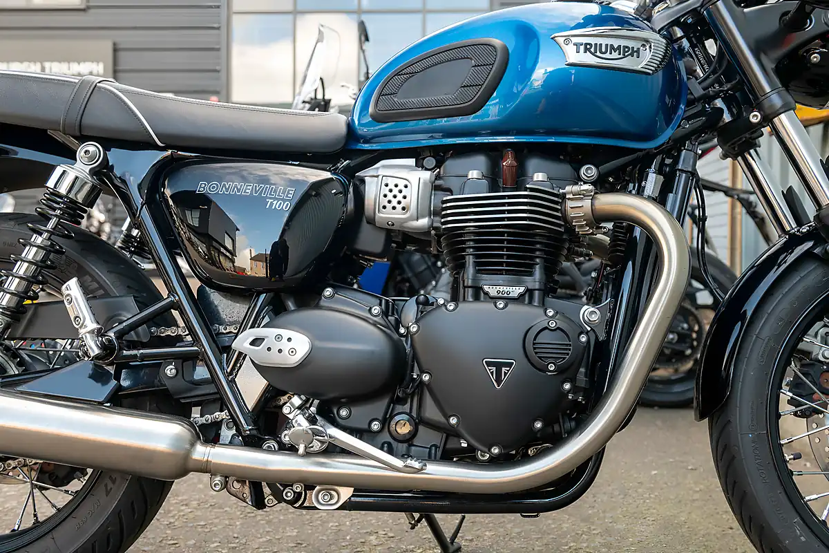 Used 2024 Triumph Bonneville T100 Chrome Edition Cobalt Blue - Interior and Exterior details 13
