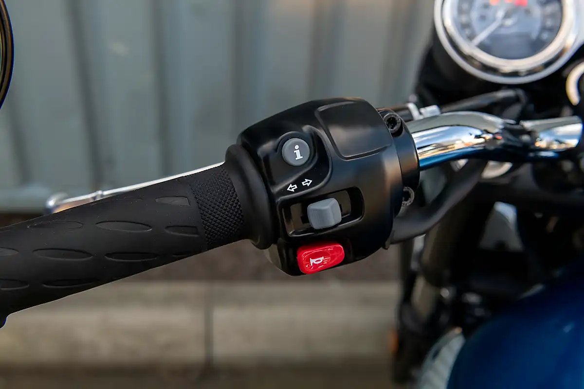 Used 2024 Triumph Bonneville T100 Chrome Edition Cobalt Blue - Interior and Exterior details 15