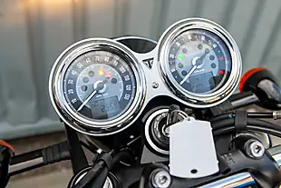 Used 2024 Triumph Bonneville T100 Chrome Edition Cobalt Blue - Interior and Exterior details 16