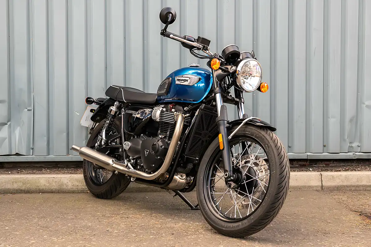 Used 2024 Triumph Bonneville T100 Chrome Edition Cobalt Blue - Interior and Exterior details 2