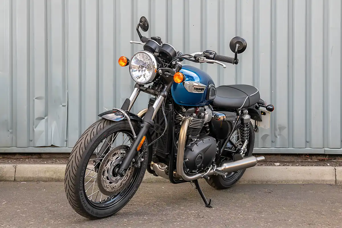 Used 2024 Triumph Bonneville T100 Chrome Edition Cobalt Blue - Interior and Exterior details 4