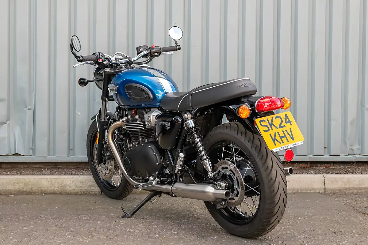 Used 2024 Triumph Bonneville T100 Chrome Edition Cobalt Blue - Interior and Exterior details 6