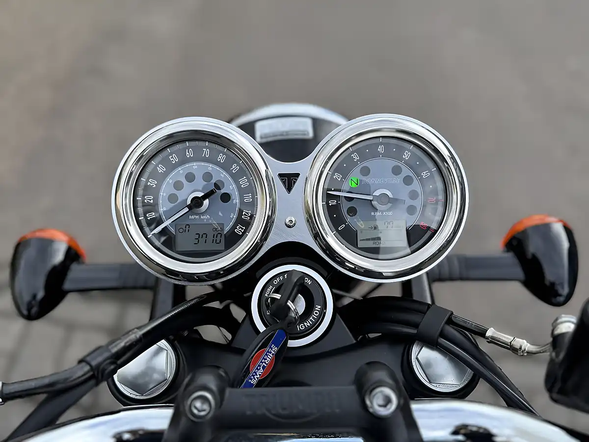 Used 2024 Triumph Bonneville T100 Silver/Orange - Interior and Exterior details 12