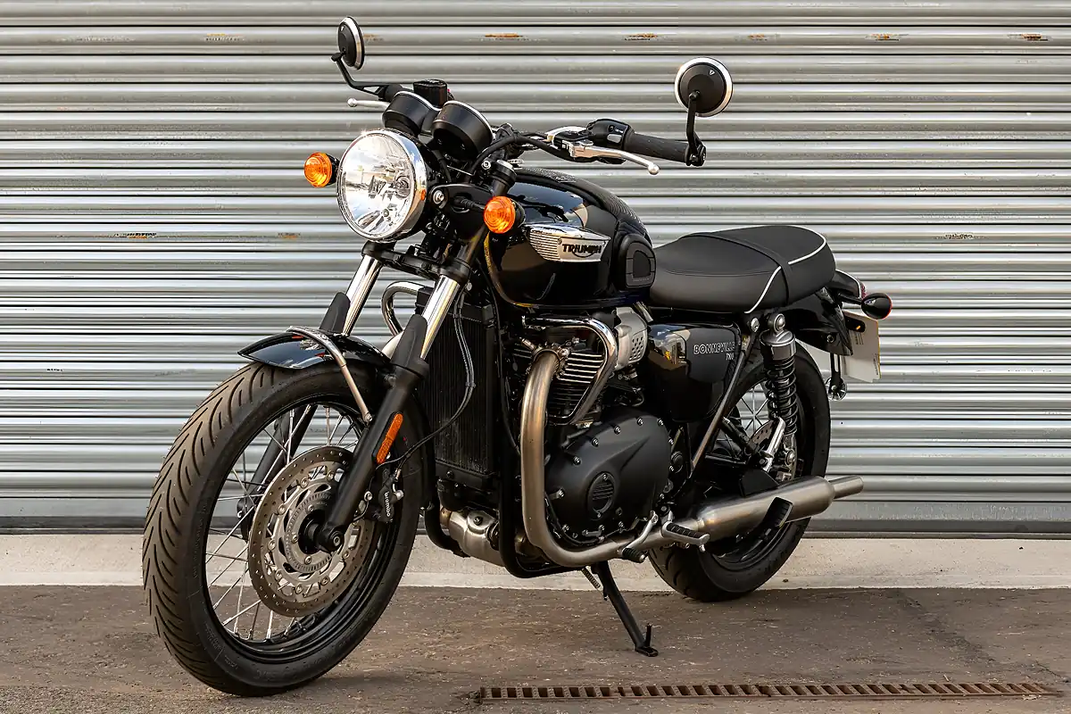Used 2024 Triumph Bonneville T100 Stealth Edition Sapphire Blue / Silver Blue - Interior and Exterior details 4