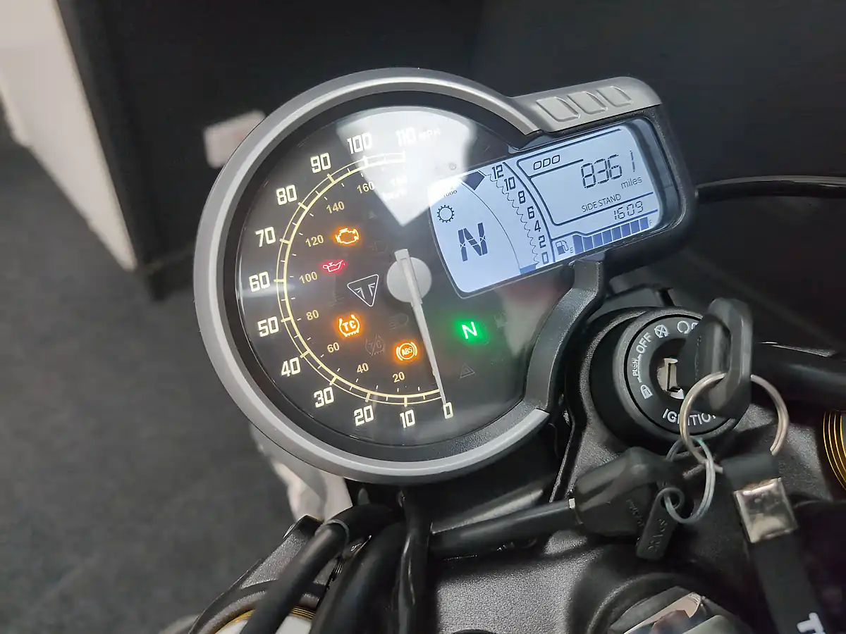 Used 2024 Triumph Speed 400 Blue - Interior and Exterior details 10
