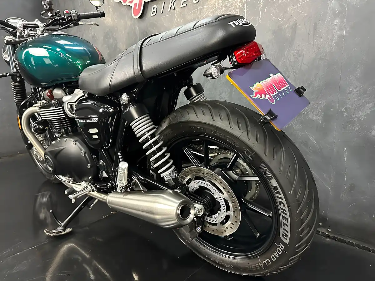 Used 2024 Triumph Speed Twin 900 Green - Interior and Exterior details 19