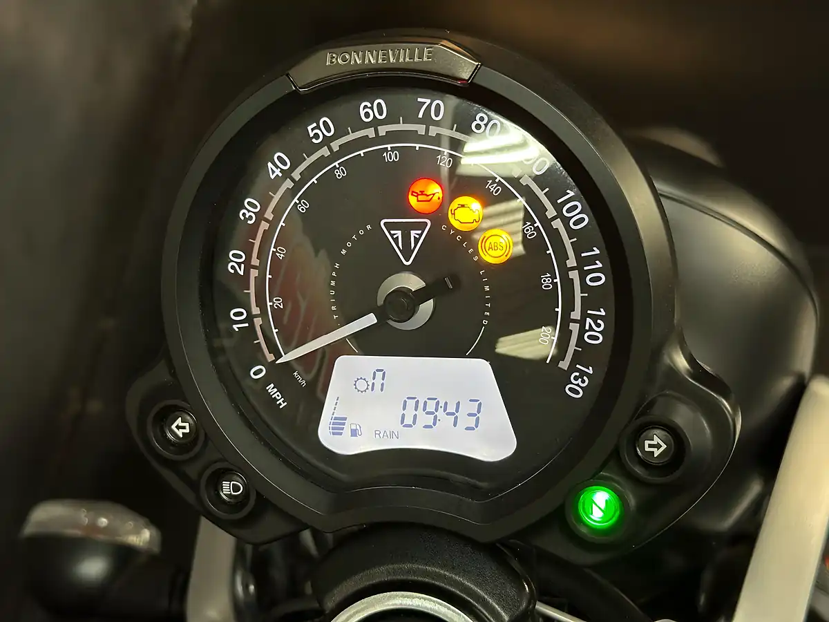 Used 2024 Triumph Speed Twin 900 Green - Interior and Exterior details 3