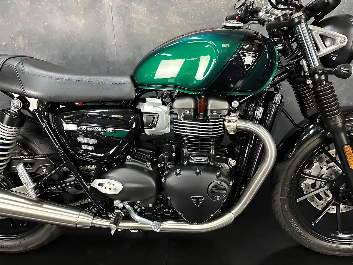 Used 2024 Triumph Speed Twin 900 Green - Interior and Exterior details 8