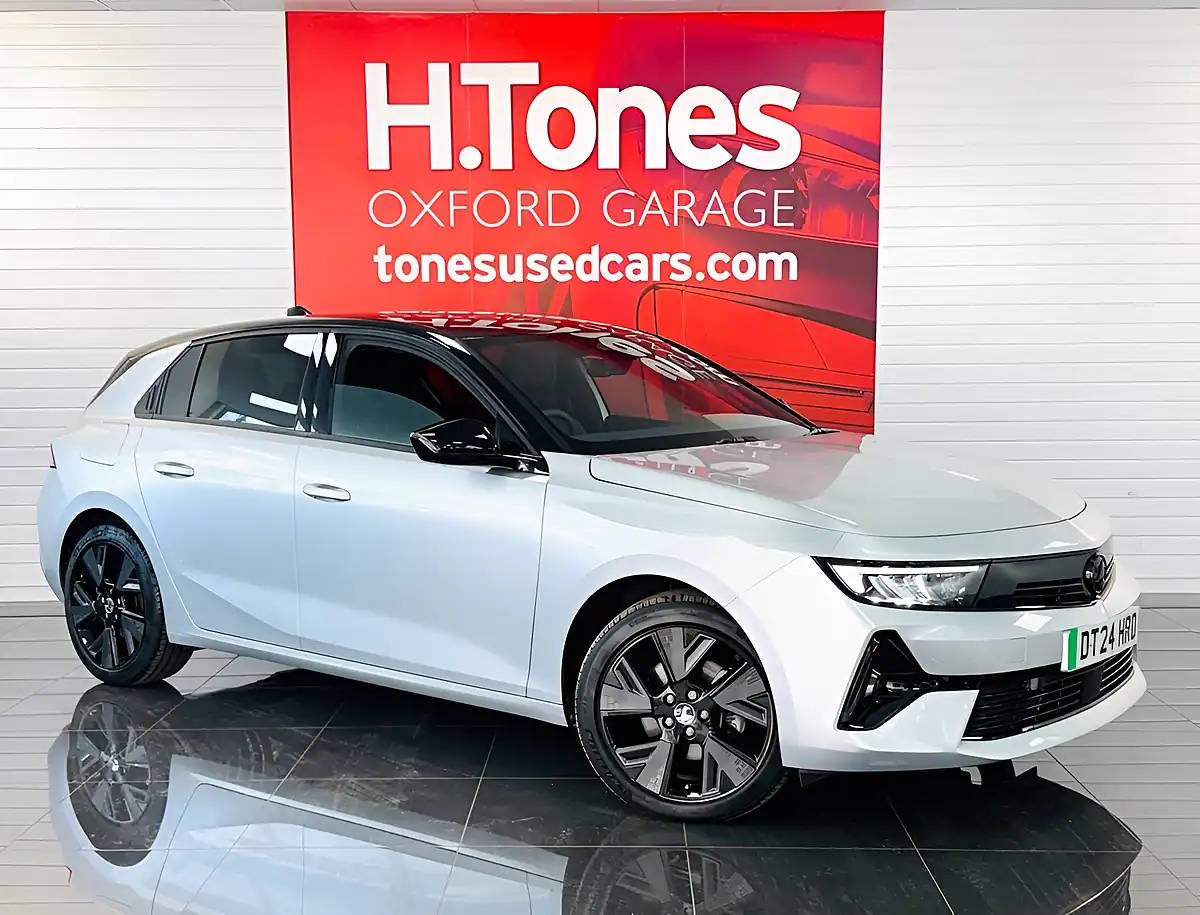 Used 2024 Vauxhall Astra Electric Gs Silver - Front View