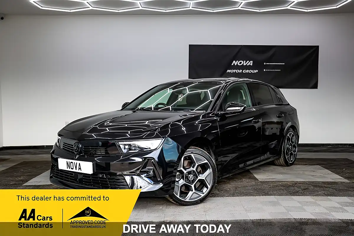 Used 2024 Vauxhall Astra Ultimate Black - Front View