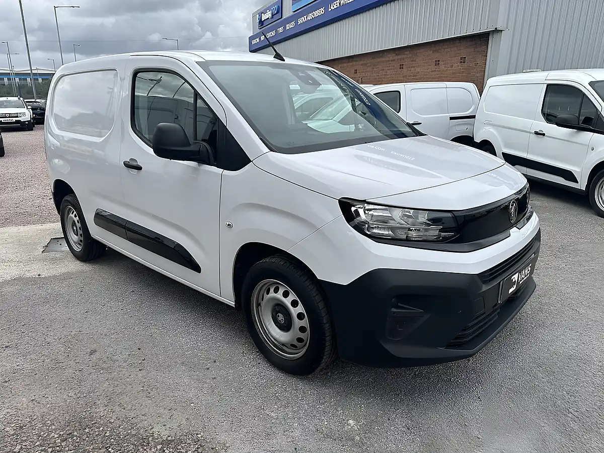 Used 2024 Vauxhall Combo Prime Icy White - Front View