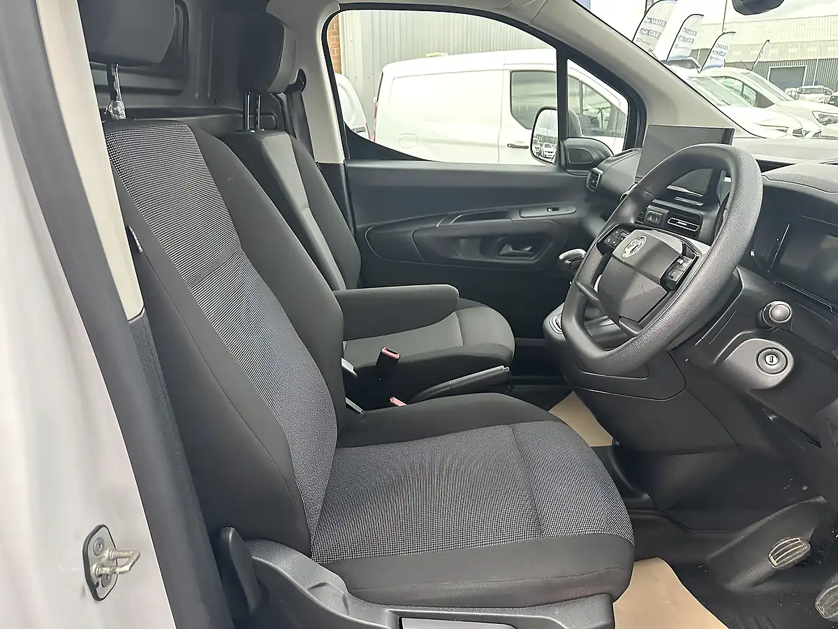 Used 2024 Vauxhall Combo Prime Icy White - Interior and Exterior details 16