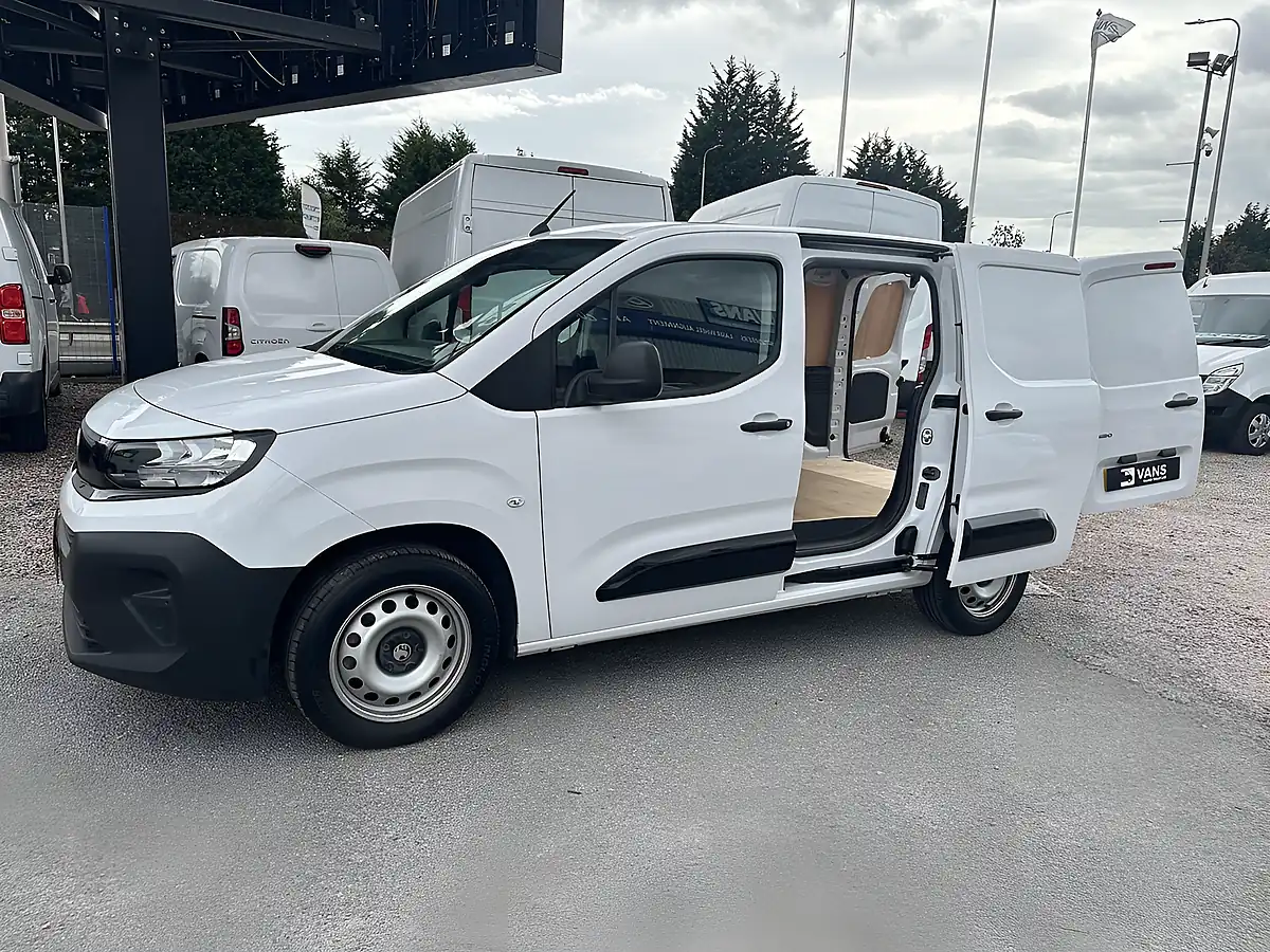 Used 2024 Vauxhall Combo Prime Icy White - Interior and Exterior details 19