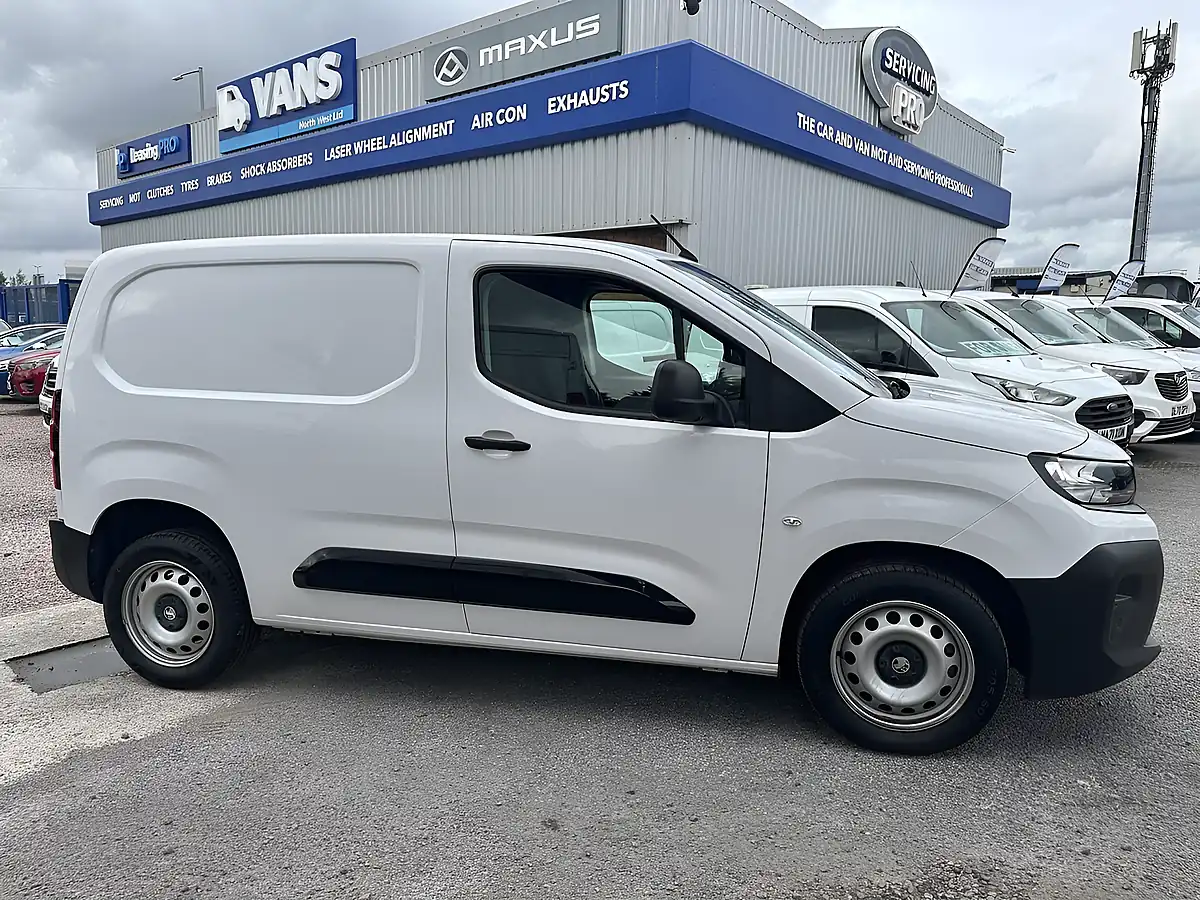 Used 2024 Vauxhall Combo Prime Icy White - Interior and Exterior details 3