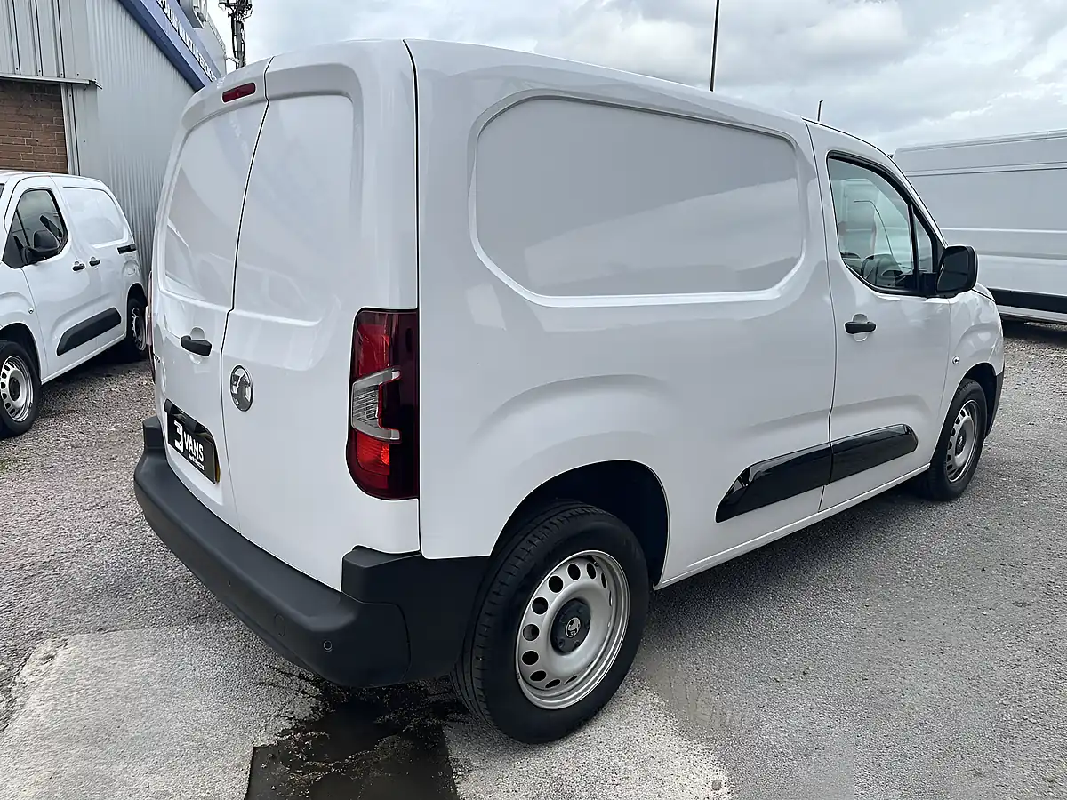 Used 2024 Vauxhall Combo Prime Icy White - Interior and Exterior details 4