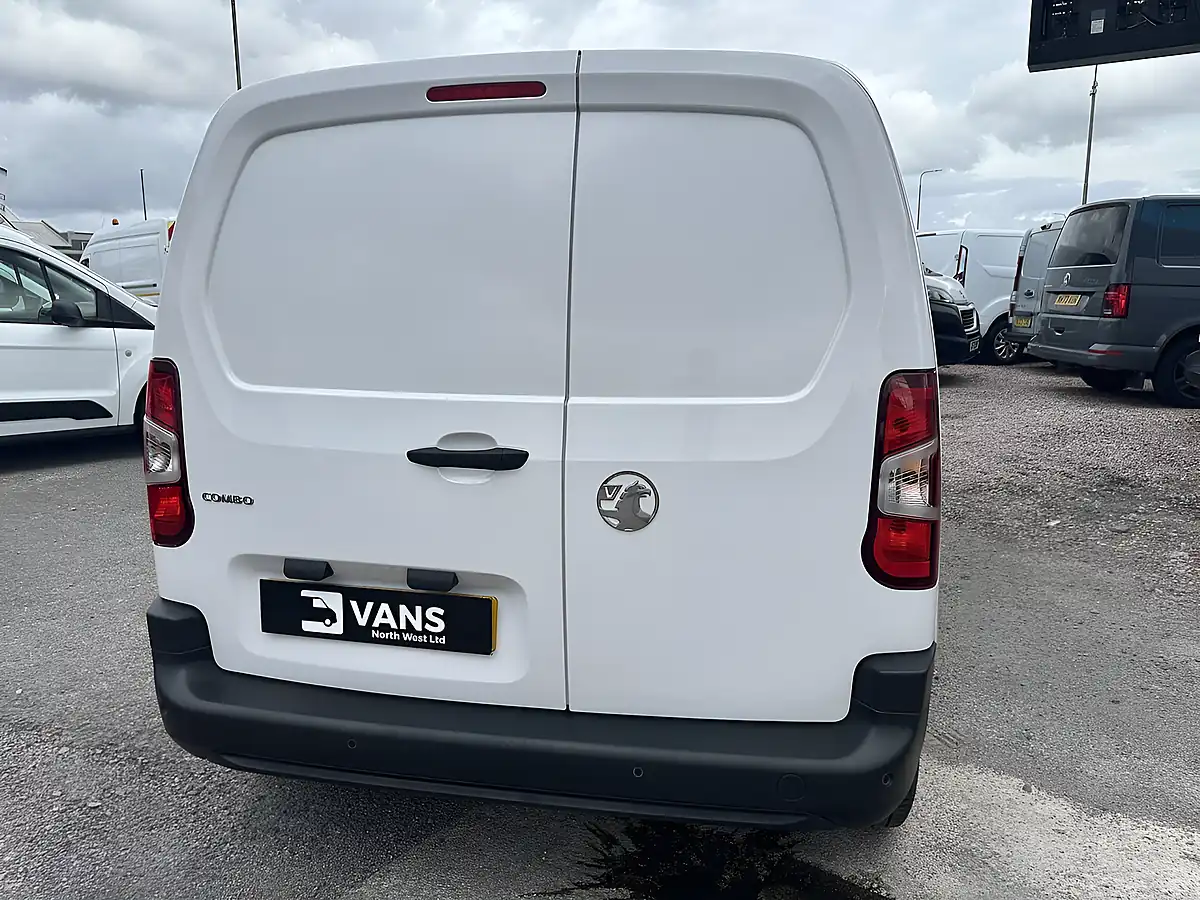 Used 2024 Vauxhall Combo Prime Icy White - Interior and Exterior details 5