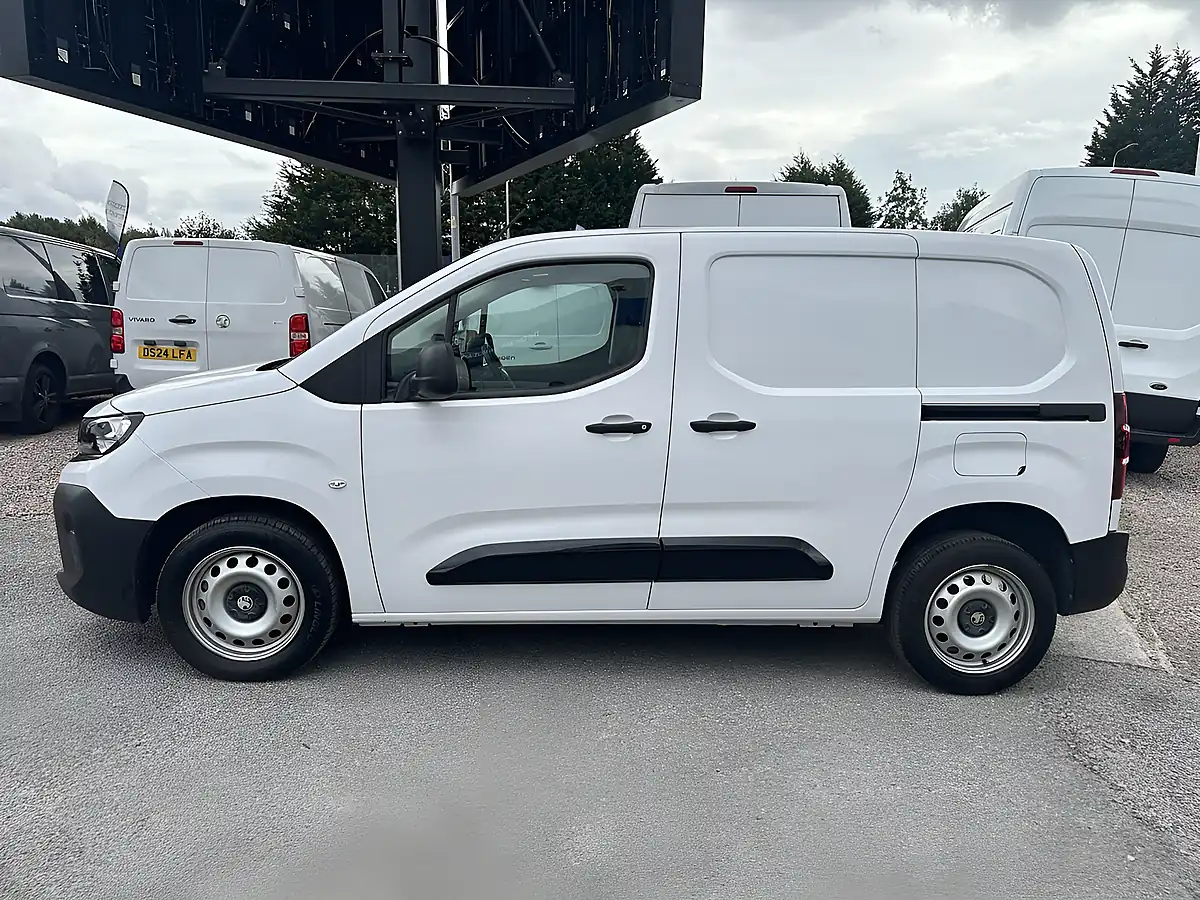 Used 2024 Vauxhall Combo Prime Icy White - Interior and Exterior details 8