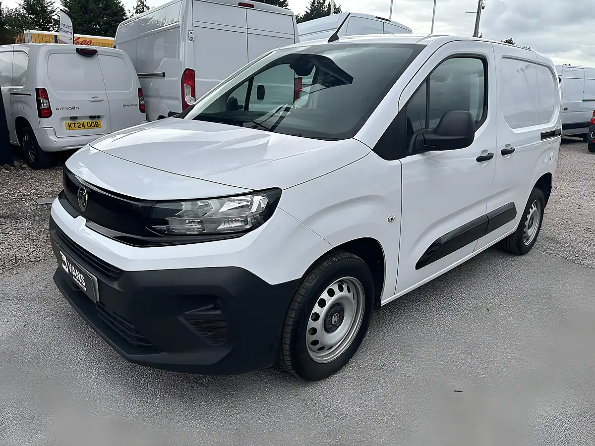 Used 2024 Vauxhall Combo Prime Icy White - Interior and Exterior details 9