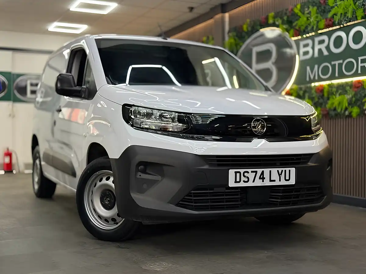 Used 2024 Vauxhall Combo Prime M White - Front View