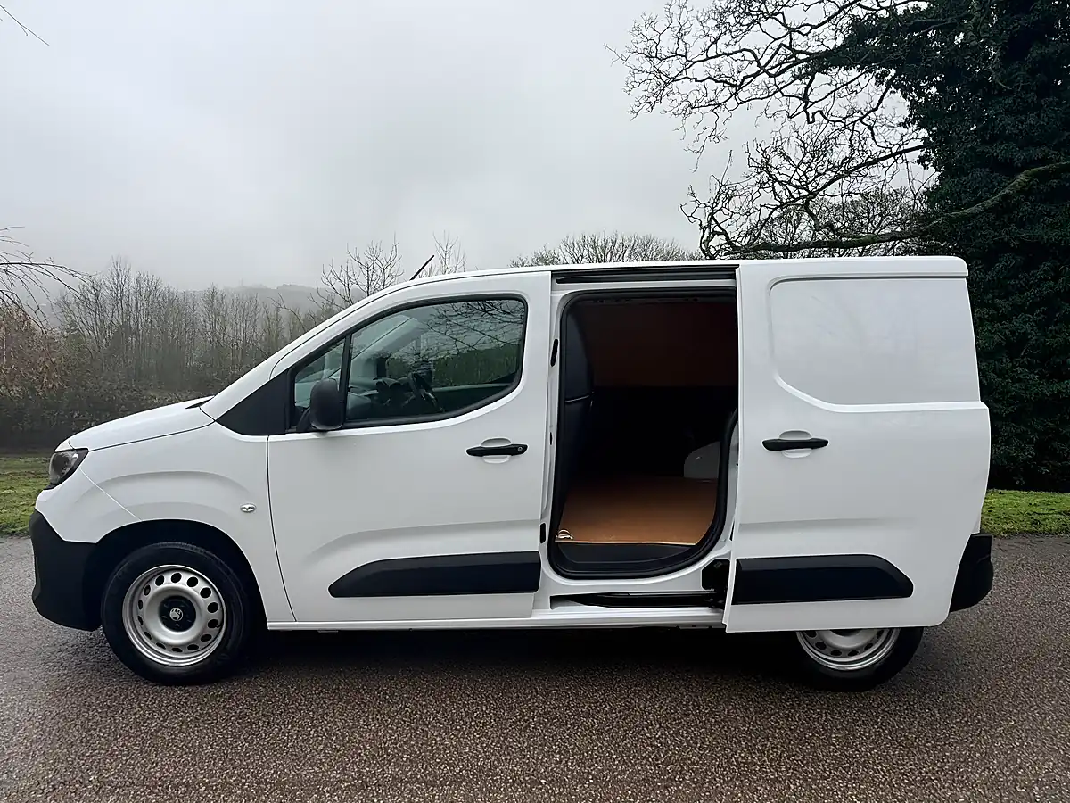 Used 2024 Vauxhall Combo Prime White - Interior and Exterior details 16
