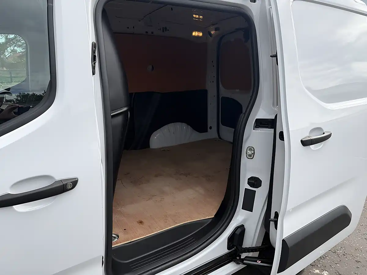 Used 2024 Vauxhall Combo Prime White - Interior and Exterior details 12