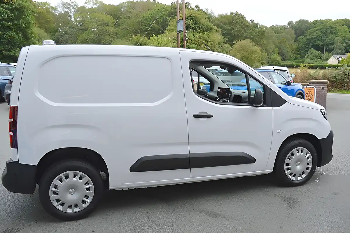 Used 2024 Vauxhall Combo Prime White - Interior and Exterior details 10