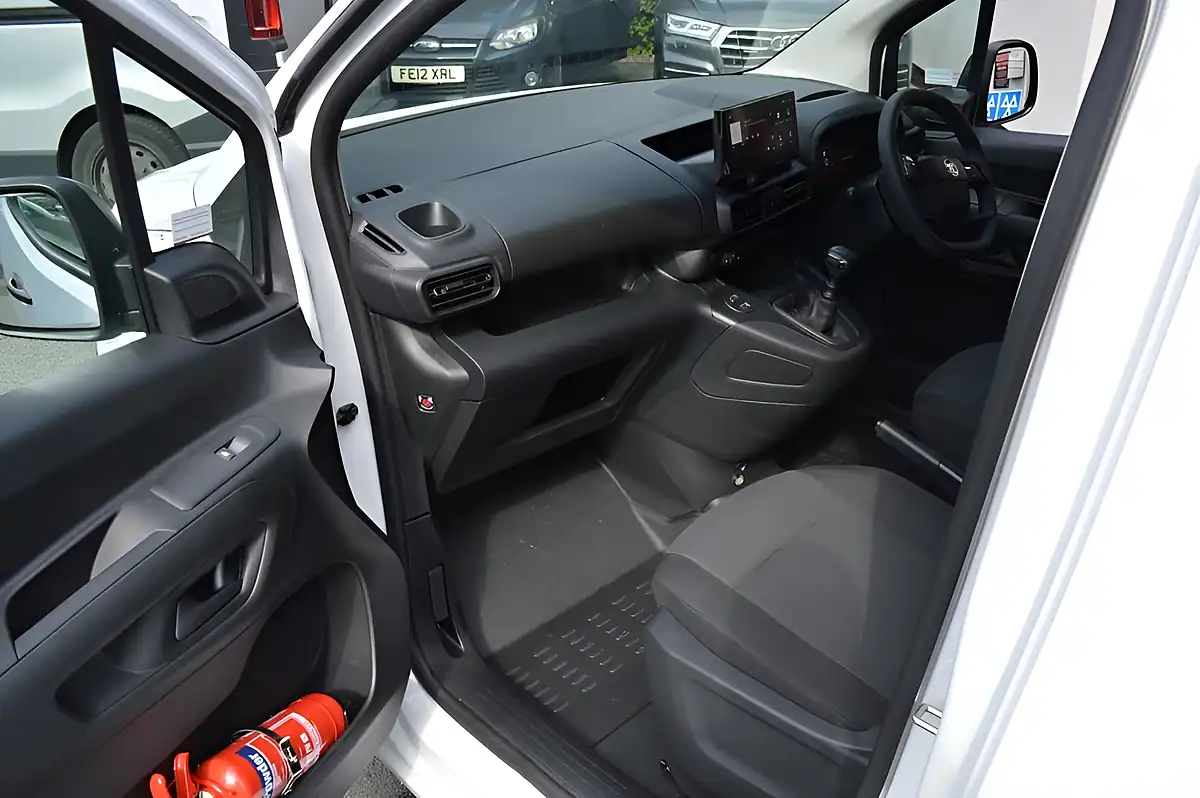 Used 2024 Vauxhall Combo Prime White - Interior and Exterior details 11
