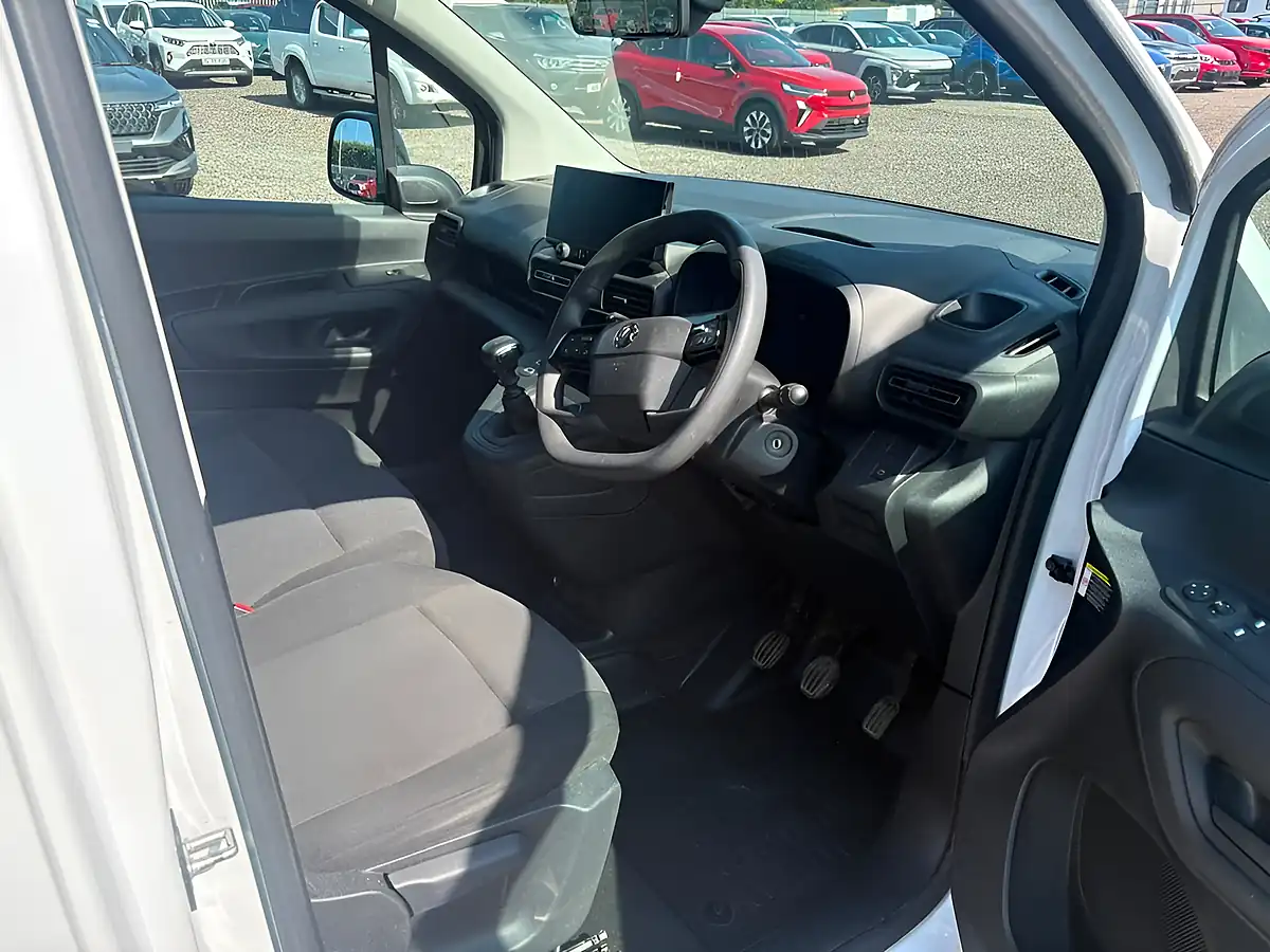 Used 2024 Vauxhall Combo Pro Panel Van White - Interior and Exterior details 11