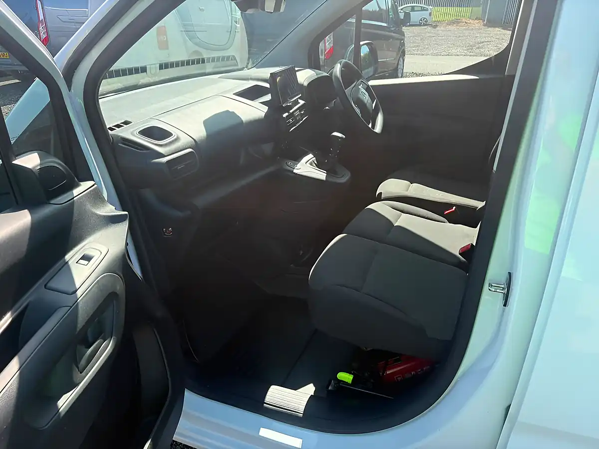 Used 2024 Vauxhall Combo Pro Panel Van White - Interior and Exterior details 12