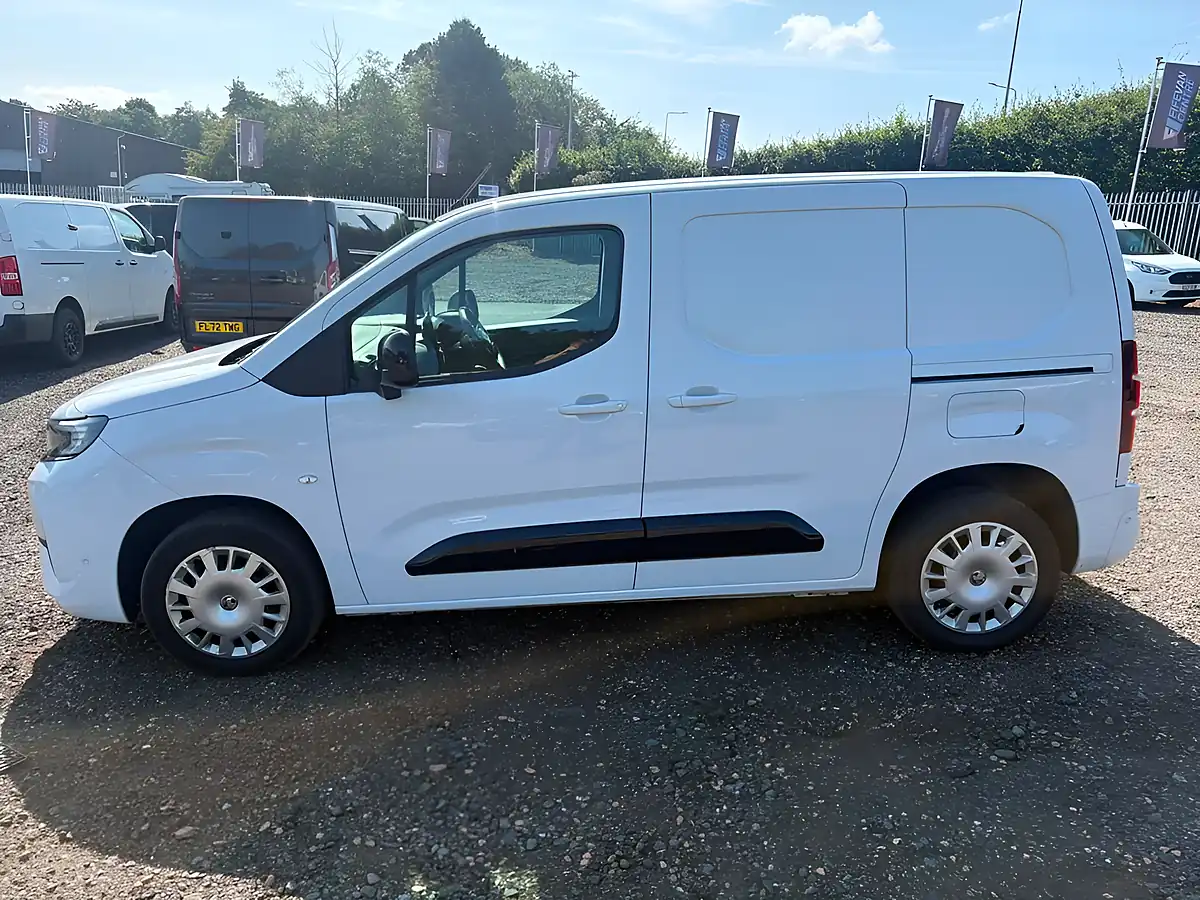 Used 2024 Vauxhall Combo Pro Panel Van White - Interior and Exterior details 4