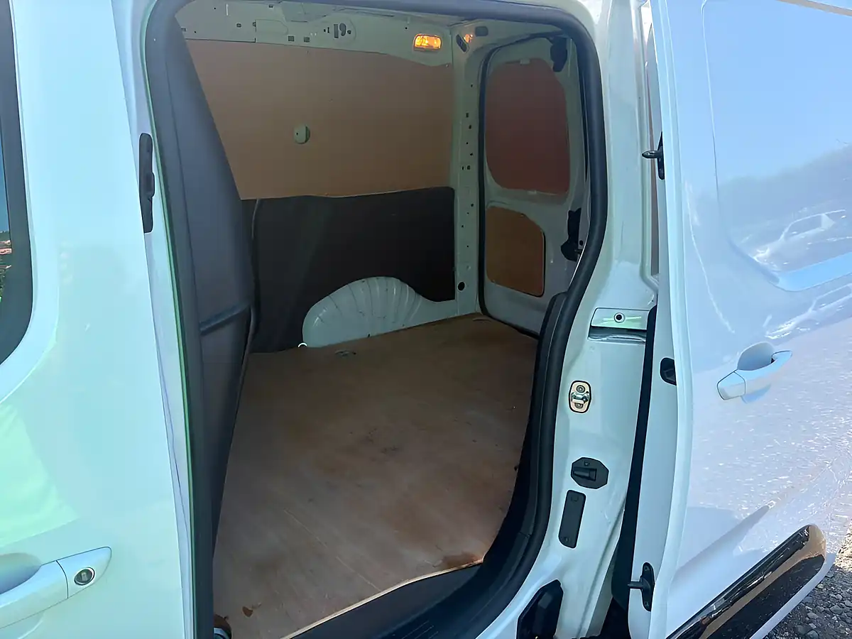 Used 2024 Vauxhall Combo Pro Panel Van White - Interior and Exterior details 9