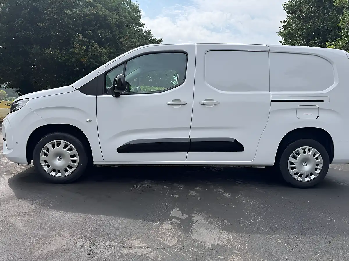 Used 2024 Vauxhall Combo Pro Xl Pure White - Interior and Exterior details 3