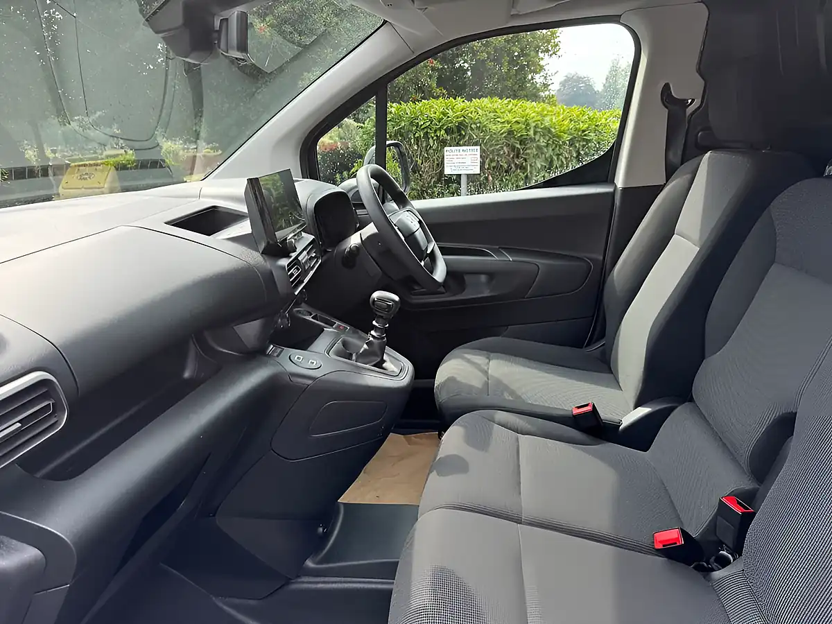 Used 2024 Vauxhall Combo Pro Xl Pure White - Interior and Exterior details 4