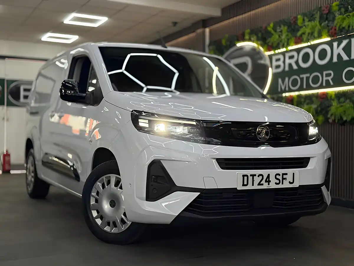 Used 2024 Vauxhall Combo Pro Xl White - Front View