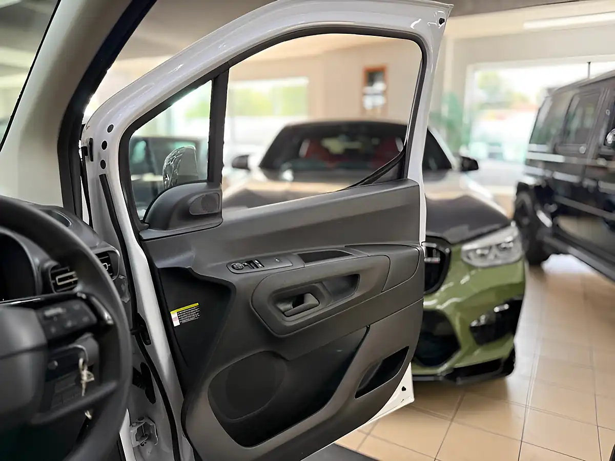 Used 2024 Vauxhall Combo Pro Xl White - Interior and Exterior details 14