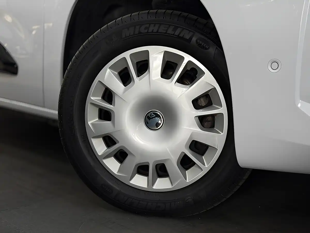 Used 2024 Vauxhall Combo Pro Xl White - Interior and Exterior details 7