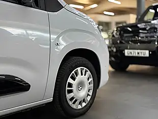 Used 2024 Vauxhall Combo Pro Xl White - Interior and Exterior details 8