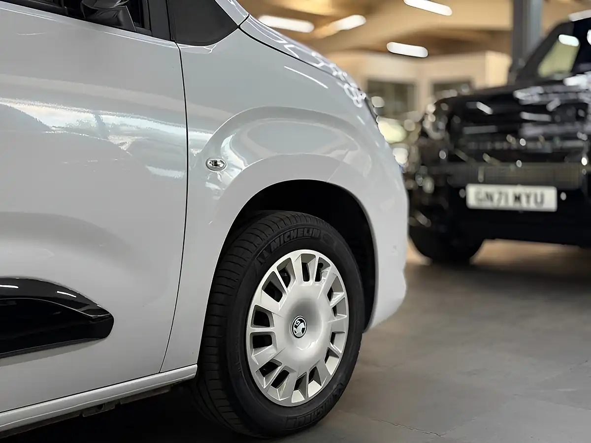 Used 2024 Vauxhall Combo Pro Xl White - Interior and Exterior details 8