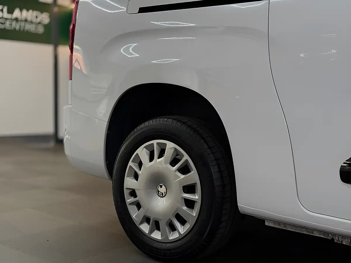 Used 2024 Vauxhall Combo Pro Xl White - Interior and Exterior details 9