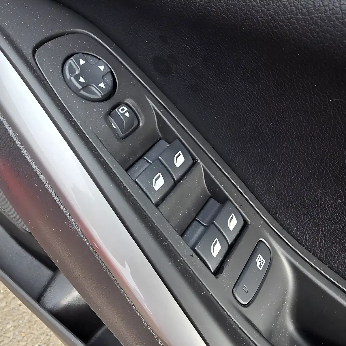Used 2024 Vauxhall Grandland Ultimate Carmin Premium & Black - Interior and Exterior details 16
