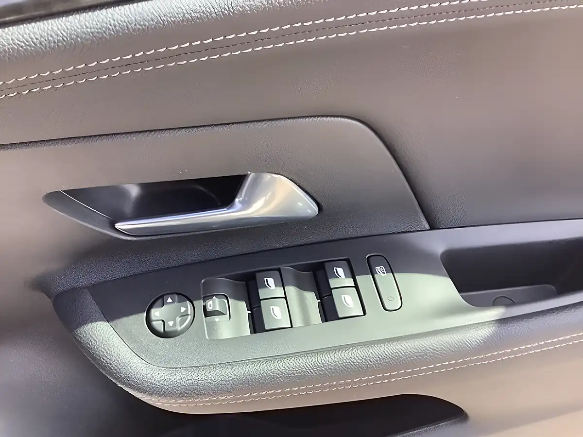 Used 2024 Vauxhall Mokka Electric Gs Arctic White (solid Paint) - Interior and Exterior details 13