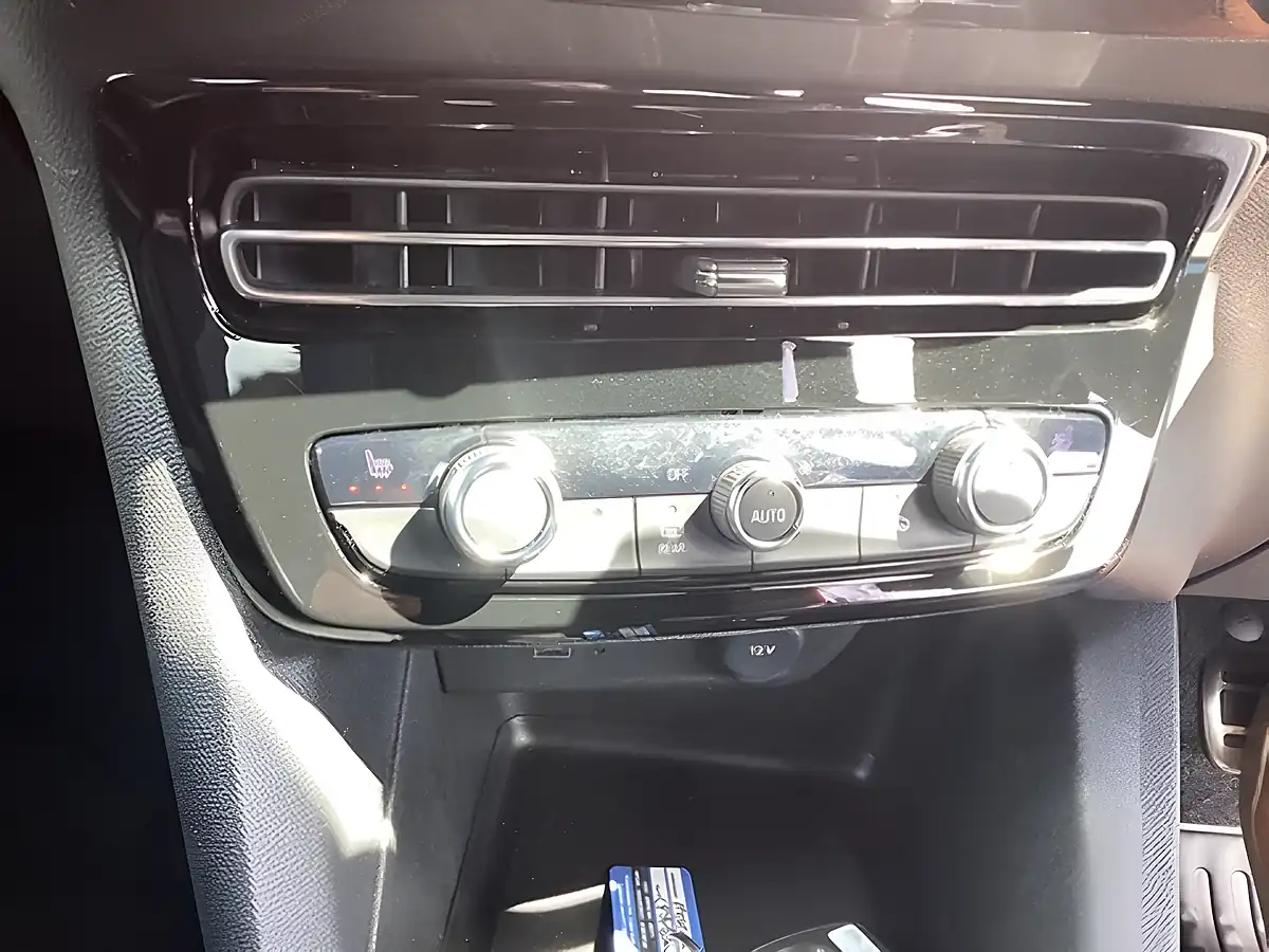 Used 2024 Vauxhall Mokka Electric Gs Arctic White (solid Paint) - Interior and Exterior details 7