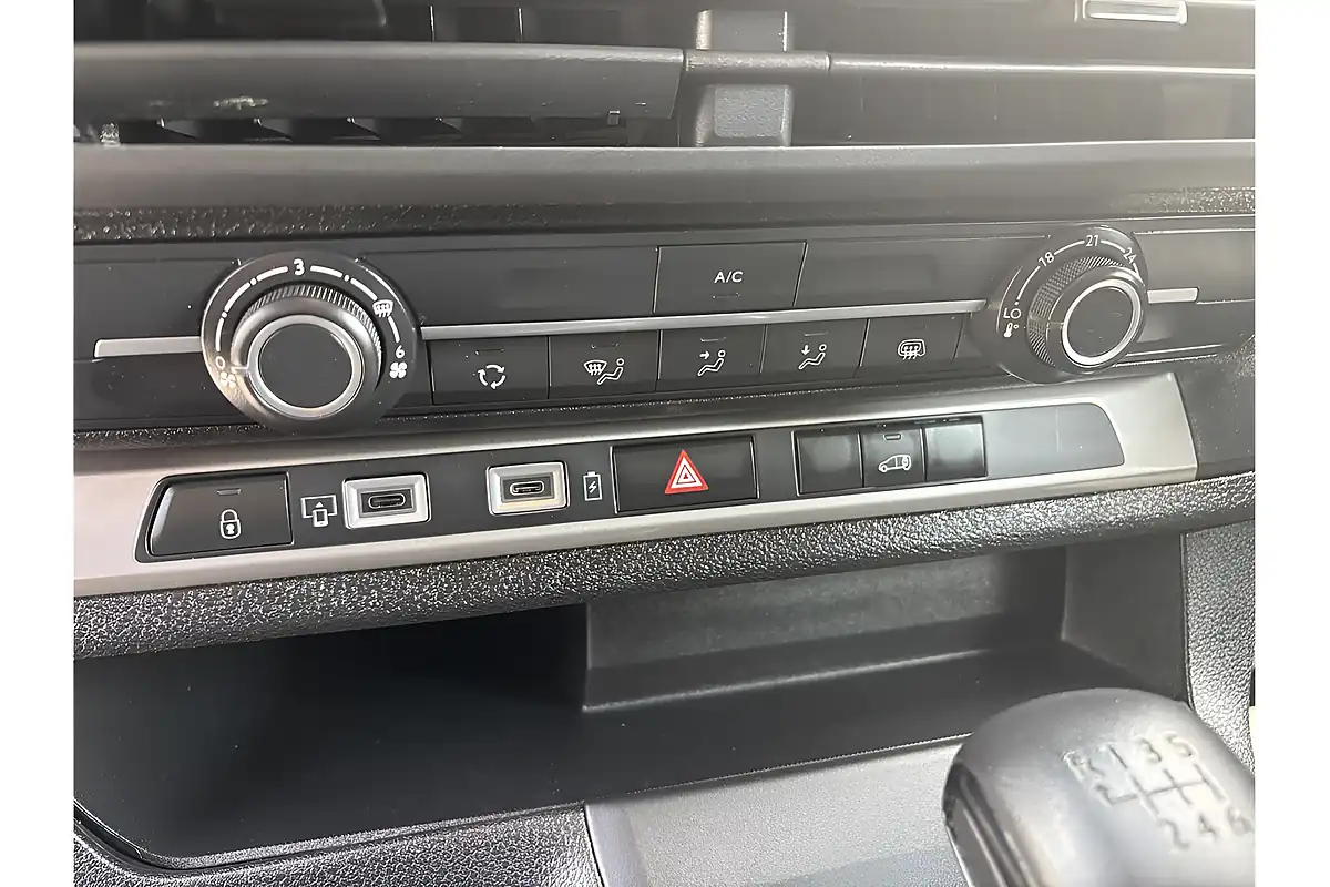 Used 2024 Vauxhall Vivaro Prime L1 H1 Kaolin White (brilliant) - Interior and Exterior details 13