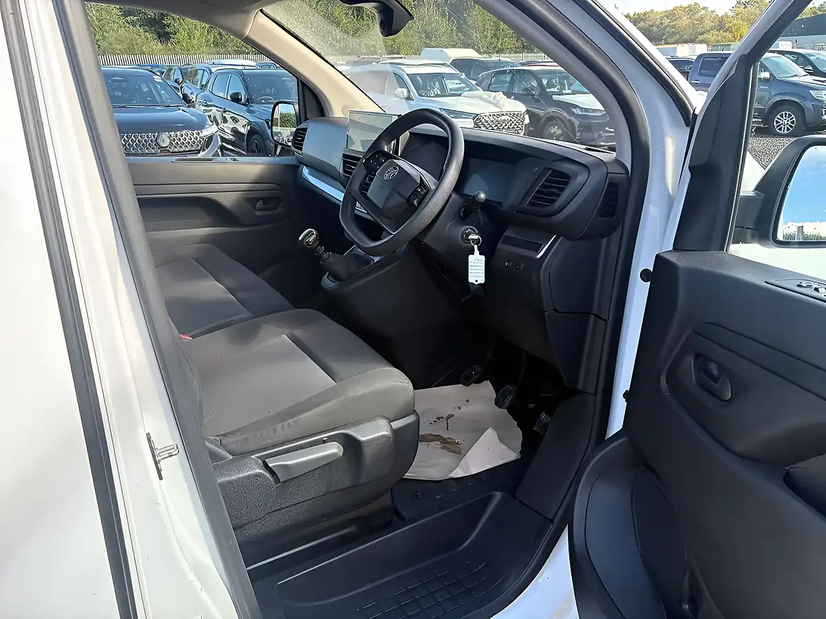 Used 2024 Vauxhall Vivaro Prime Xl White - Interior and Exterior details 12