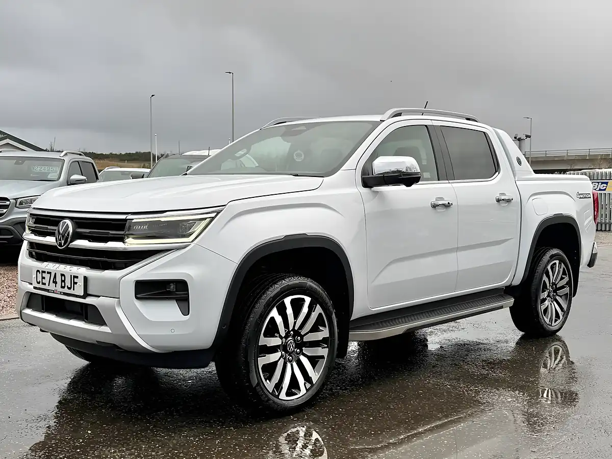 Used 2024 Volkswagen Amarok Aventura Clear White - Interior and Exterior details 3
