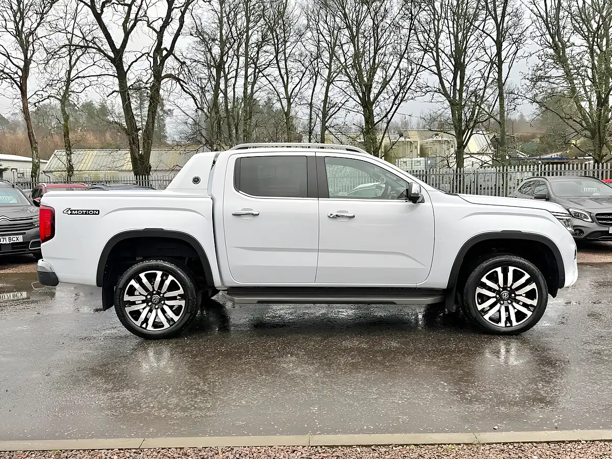 Used 2024 Volkswagen Amarok Aventura Clear White - Interior and Exterior details 4