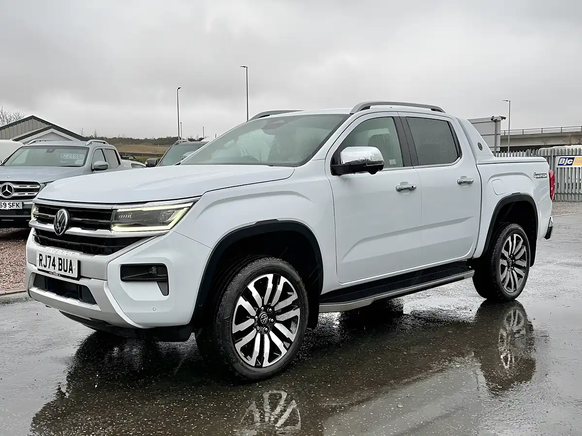 Used 2024 Volkswagen Amarok Aventura Clear White - Interior and Exterior details 3