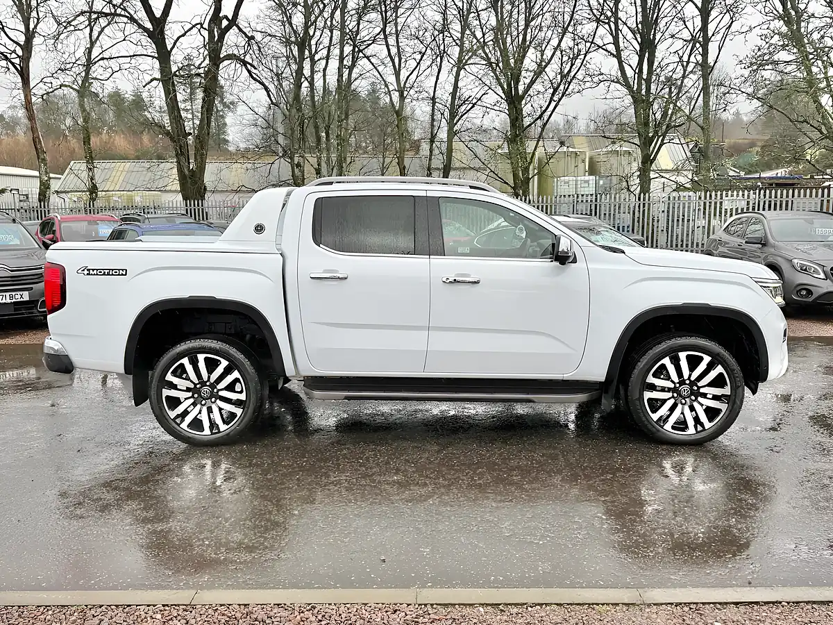 Used 2024 Volkswagen Amarok Aventura Clear White - Interior and Exterior details 4